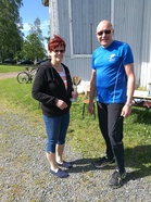 Nancy kävi pokkaamassa Jonyn keräyspalkinnon. Jony oli kolmanneksi suurin kerääjä. 
Viidenneksi sijoittunut Laura ei ehtinyt kuvattavaksi. Seuran puheenjohtaja Arto jakoi palkinnot.